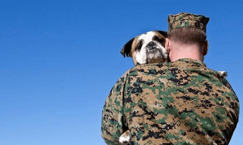 American army soldier hugging his pet